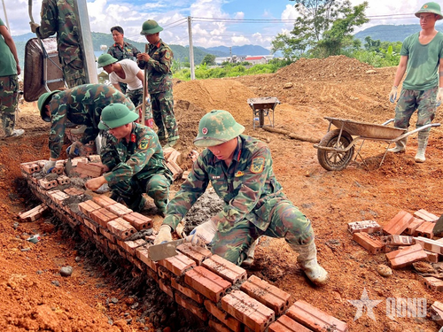 Bộ đội làm thợ xây.