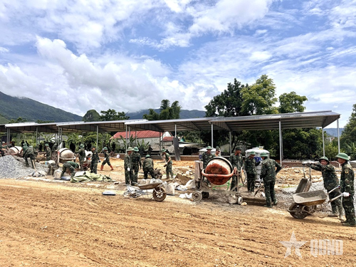 Cán bộ, chiến sĩ Trung đoàn 880 (Bộ CHQS tỉnh Lai Châu) trộn bê tông phục vụ xây dựng.