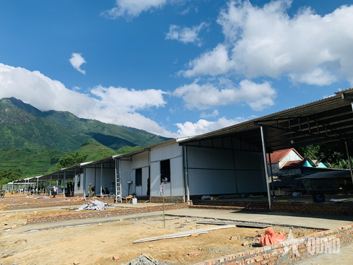 Các ngôi nhà dần hình thành dưới bàn tay của những người "lính thợ”.