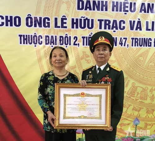 Cựu chiến binh Lê Hữu Trạc tại buổi lễ phong tặng danh hiệu Anh hùng LLVT nhân dân. Ảnh nhân vật cung cấp