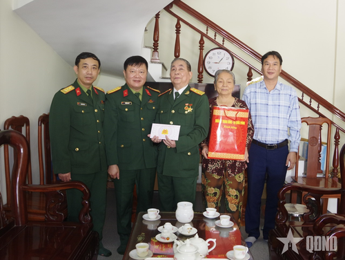 Lãnh đạo Bộ CHQS tỉnh Quảng Trị tặng quà Anh hùng LLVT nhân dân Lê Hữu Trạc. 