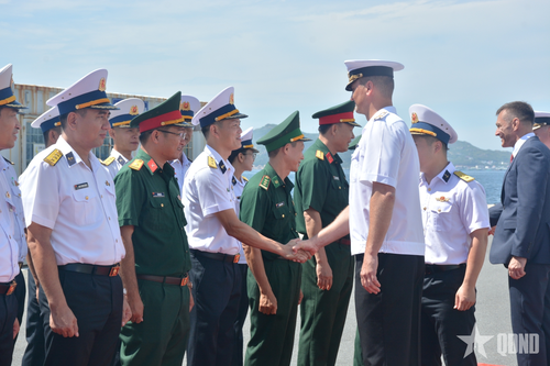  Các sĩ quan, thủy thủ biên đội tàu Hải quân Nga chào đại biểu phía Việt Nam. 