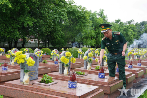 Thành kính thắp nén hương tri ân các anh hùng liệt sĩ. Ảnh: QUANG DŨNG