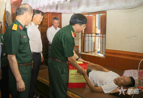 Thủ trưởng Bộ tư lệnh Quân khu 4 thăm, tặng quà người dân trên địa bàn tỉnh Nghệ An.