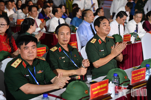Các đại biểu thủ trưởng Bộ Tổng Tham mưu, Quân khu 2 dự chương trình tại điểm cầu Tuyên Quang. Ảnh: HOÀNG TRUNG