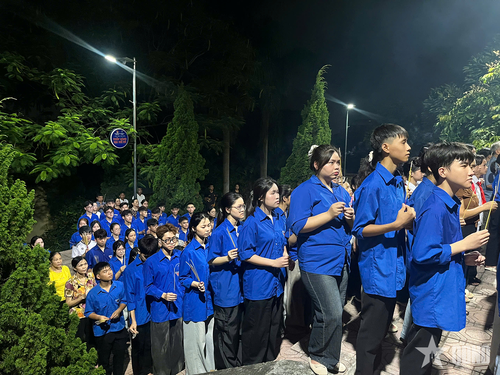  Đông đảo đoàn viên, thanh niên dâng hương tưởng nhớ các anh hùng liệt sĩ.
