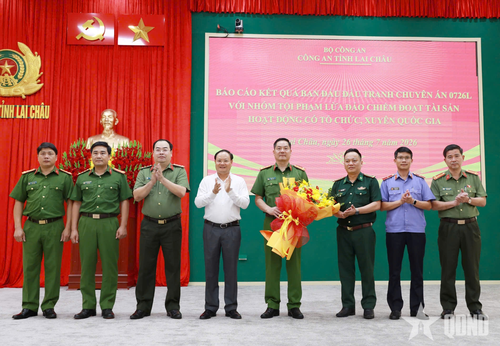 Lãnh đạo tỉnh Lai Châu trao thưởng, biểu dương Ban chuyên án vì thành tích xuất sắc trong đấu tranh Chuyên án, triệt phá đường dây lừa đảo xuyên quốc gia.