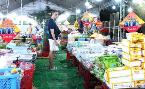 Khách Tây tham quan các gian hàng tại Chợ phiên.