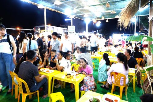 Các gian hàng ẩm thực thu hút đông đảo người dân đến thưởng thức, trải nghiệm. Ảnh: P.T