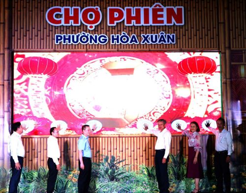 Các đại biểu thực hiện nghi thức nhấn nút khai mạc Chợ phiên "Làng trong phố" Hòa Xuân. Ảnh: P.T