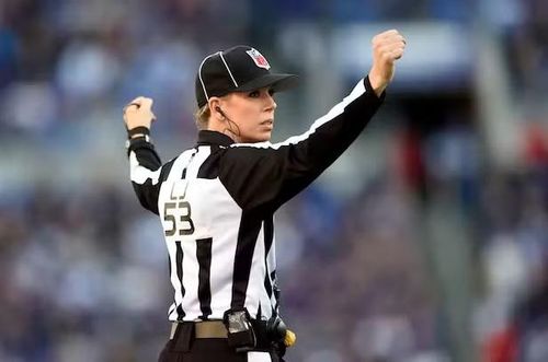 Sarah Thomas, nữ trọng tài đầu tiên trong lịch sử tại trận "Super Bowl NFL" năm 2021.