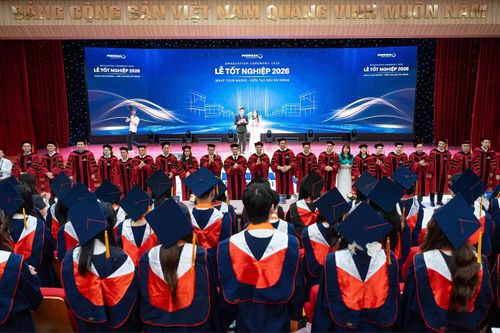 Sinh viên ĐH Phenikaa tri ân các thầy cô giáo tại buổi lễ.