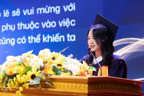 Nguyễn Thị Lan Anh phát biểu tại buổi lễ.