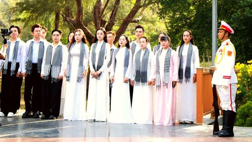  Các nghệ sĩ TPHCM thể hiện ca khúc Linh thiêng Việt Nam (nhạc sĩ Lê Quang sáng tác) tại Nghĩa trang Hàng Dương (đặc khu Côn Đảo, TPHCM) vào tháng 4-2026. Ảnh: Đội tình nguyện viên nghệ sĩ TPHCM cung cấp 