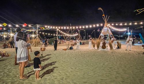 Xuyên suốt chương trình, du khách sẽ được thưởng thức âm nhạc acoustic và các màn trình diễn nghệ thuật bên cung đường ánh sáng