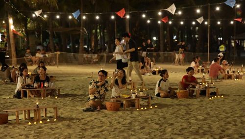 Bàn gỗ nhỏ và thảm cói tạo không gian thưởng thức ẩm thực, nghỉ ngơi cho du khách