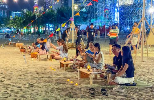 Nhiều nhóm bạn trẻ, gia đình quây quần, trò chuyện và lưu lại những khoảnh khắc bên biển