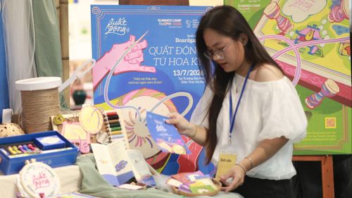 Sản phẩm sáng tạo của các bạn trẻ có được từ làng nghề thêu Quất Động. Ảnh: ÁNH DƯƠNG