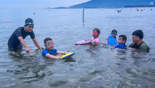 Lớp học bơi miễn phí ở biển Thanh Khê (TP Đà Nẵng) giúp nhiều em nhỏ vượt qua nỗi sợ nước và trang bị kỹ năng phòng, chống đuối nước. Ảnh: XUÂN QUỲNH