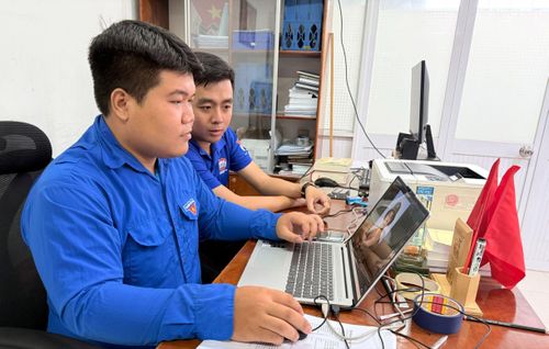 Anh Đặng Nhật Minh Trường (trái), Phó Bí thư Đoàn phường Tân Sơn Hòa cùng đoàn viên phục dựng di ảnh liệt sĩ. Ảnh: CẨM TUYẾT
