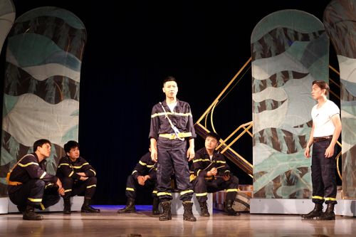  Tinh thần đồng đội và bản lĩnh tạo nên vẻ đẹp của người chiến sĩ Công an nhân dân. Ảnh: THÚY BÌNH 