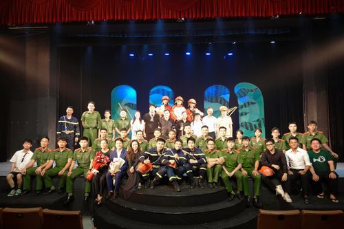 Học viên Trường Đại học Cảnh sát nhân dân chụp ảnh lưu niệm cùng các diễn viên sau suất diễn. Ảnh: THÚY BÌNH 