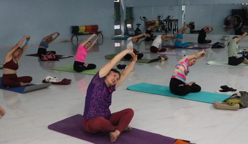 Buổi tập yoga cộng đồng ở CLB Trần Hưng Đạo, phường Cầu Ông Lãnh, TPHCM. Ảnh: THƯ NGUYỄN