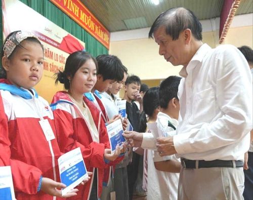 Tổng Biên tập Báo SGGP Nguyễn Khắc Văn trao học bổng cho học sinh vượt khó