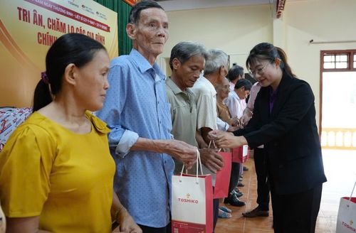 Đại diện các nhà tài trợ trao máy đo huyết áp cho các gia đình chính sách và người có công với cách mạng tại xã Nam Hải Lăng, tỉnh Quảng Trị