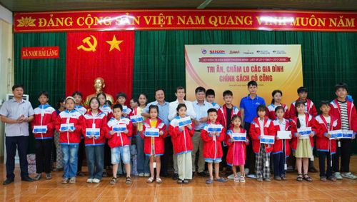 Báo SGGP phối hợp với các đơn vị tài trợ trao tặng áo ấm và học bổng cho học sinh vượt khó tại xã Nam Hải Lăng, tỉnh Quảng Trị