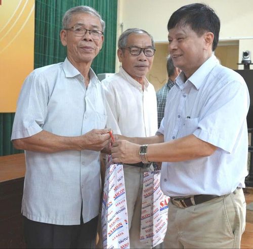 Phó Chủ tịch Hội Nhà báo Việt Nam Trần Trọng Dũng trao máy đo huyết áp cho các gia đình chính sách và người có công với cách mạng tại xã Nam Hải Lăng, tỉnh Quảng Trị