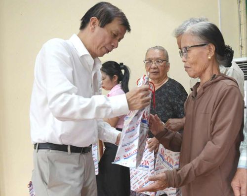 Tổng Biên tập Báo SGGP Nguyễn Khắc Văn trao máy đo huyết áp cho các gia đình chính sách và người có công với cách mạng tại xã Nam Hải Lăng, tỉnh Quảng Trị