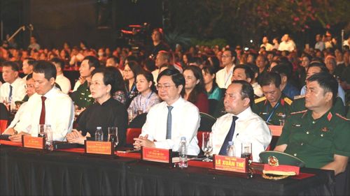  Các đại biểu dự điểm cầu tại Công viên Lê Thị Riêng. Ảnh: MẠNH THẮNG 