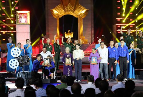  Trao di ảnh liệt sĩ (đã được phục chế) tặng người thân các liệt sĩ tại điểm cầu ở Hà Nội. Ảnh: QUANG PHÚC 