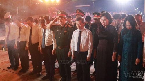 Các đồng chí lãnh đạo dự điểm cầu tại tỉnh Quảng Trị. Ảnh: TTXVN 