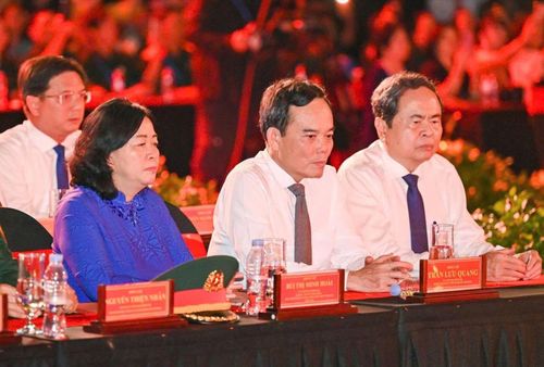  Các đồng chí lãnh đạo dự điểm cầu tại TPHCM. Ảnh: MẠNH THẮNG 