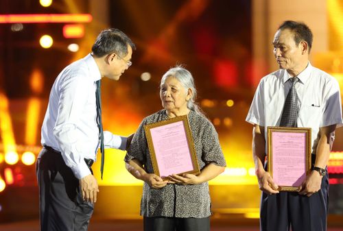  Thủ tướng Lê Minh Hưng trao chứng nhận kết quả giám định ADN cho thân nhân các liệt sĩ tại điểm cầu Đài tưởng niệm các Anh hùng liệt sĩ trên đường Bắc Sơn, Hà Nội, tối 26-7. Ảnh: QUANG PHÚC 