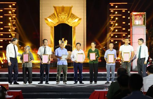 Tổng Bí thư, Chủ tịch nước Tô Lâm và Thủ tướng Lê Minh Hưng trao chứng nhận kết quả giám định ADN cho thân nhân các liệt sĩ tại điểm cầu Đài tưởng niệm các Anh hùng liệt sĩ trên đường Bắc Sơn, Hà Nội, tối 26-7. Ảnh: QUANG PHÚC 