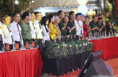  Những chiếc ba lô, mũ cối, bông hoa cúc tưởng nhớ các Anh hùng liệt sĩ được xếp trang trọng ở hàng ghế đầu tại điểm cầu Hà Nội. Ảnh: QUANG PHÚC 
