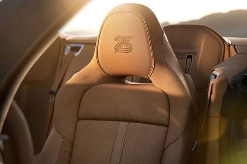 Các chi tiết trên Aston Martin Vanquish đặc biệt kỷ niệm 25 năm được trang trí khắc laser mang thương hiệu Aston Martin, nút khởi động/dừng động cơ màu đỏ, trần xe bọc Alcantara màu đen và dòng chữ "Vanquish 25" thêu trên ghế.