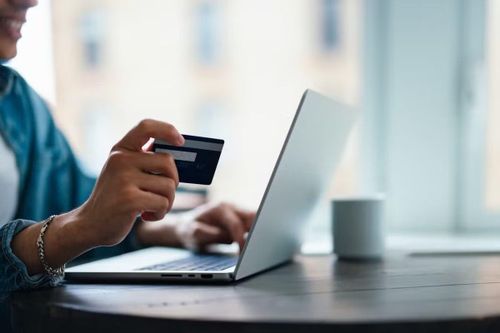 37% Gen Z và 25% Millennials thừa nhận chi tiêu bốc đồng vì tâm trạng tiêu cực.