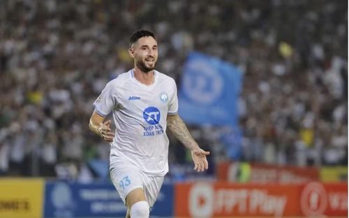 Sinh năm 1994, cao 1,81 m, Kevin Phạm Ba trưởng thành từ lò đào tạo danh tiếng Sochaux (Pháp) và có nhiều năm thi đấu tại các giải chuyên nghiệp ở Pháp trước khi trở về Việt Nam. Ảnh: Internet.
