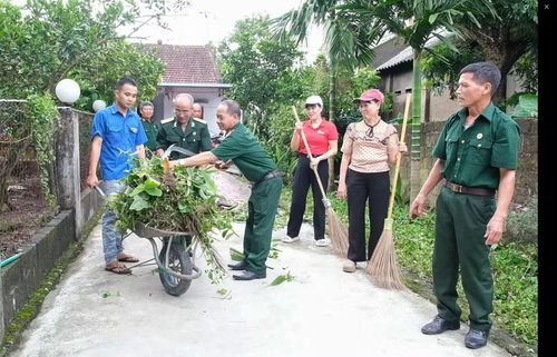 Các tổ chức đoàn thể đến hỗ trợ gia đình thầy giáo thương binh Nguyễn Đức Vần.