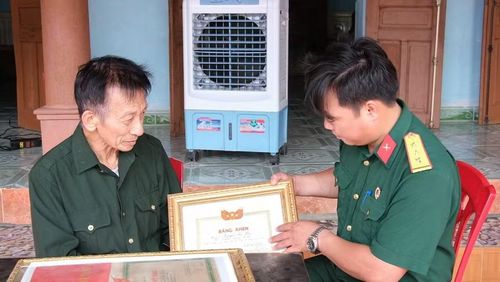 Thầy giáo thương binh Nguyễn Đức Vần (bên trái) chia sẻ về những năm tháng chiến đấu.