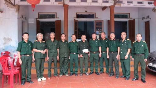 Hội Cựu chiến binh xã Tân Cương tặng quà người thầy giáo thương binh Nguyễn Đức Vần.