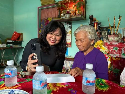 Bà Nguyễn Thị Kim Hương trò chuyện cùng bà Nguyễn Thị Lệ là vợ liệt sĩ Huỳnh Văn Quên.