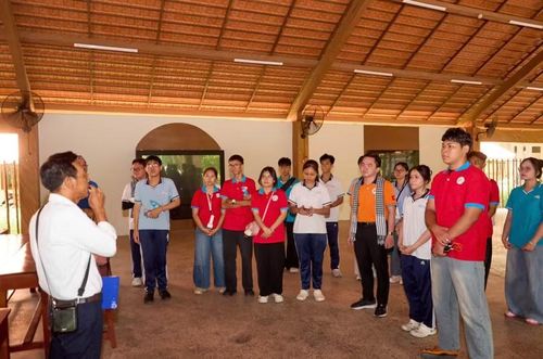 Học sinh, giáo viên Trường THPT Ten Lơ Man tìm hiểu tại Căn cứ Trung ương Cục miền Nam.