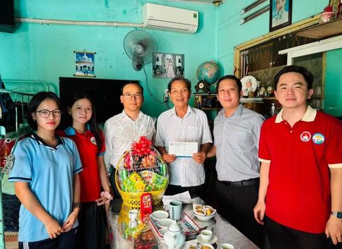Cán bộ, giáo viên và học sinh Trường THPT Ten Lơ Man thăm hỏi người có công với cách mạng.