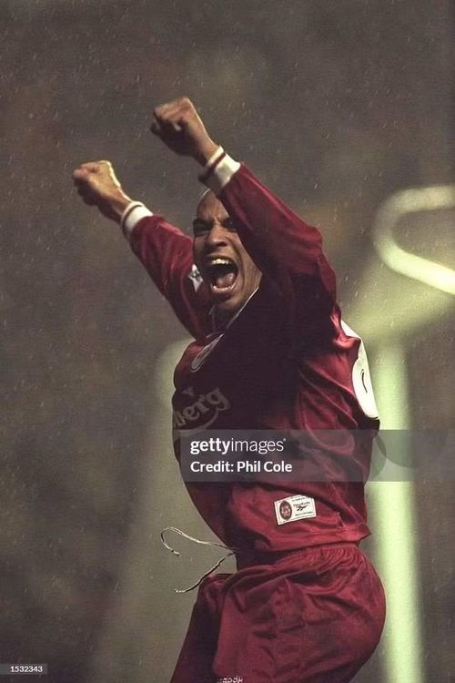  Stan Collymore: Liverpool phá kỷ lục chuyển nhượng của bóng đá Anh khi trả Nottingham Forest 8,5 triệu bảng cho tiền đạo này năm 1995. Valuball định giá thương vụ ở mức 179 triệu bảng theo thời giá hiện nay. Ảnh: Getty. 