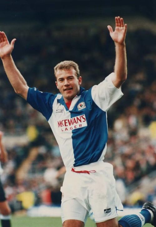  Alan Shearer: Newcastle chi 15 triệu bảng để đưa tiền đạo người Anh rời Blackburn vào năm 1996. Nếu diễn ra ở thời điểm hiện tại, thương vụ của chân sút vĩ đại nhất lịch sử Ngoại hạng Anh sẽ có giá 238 triệu bảng, cao nhất giữa 2 CLB Anh. Ảnh: News Group Newspapers Ltd. 